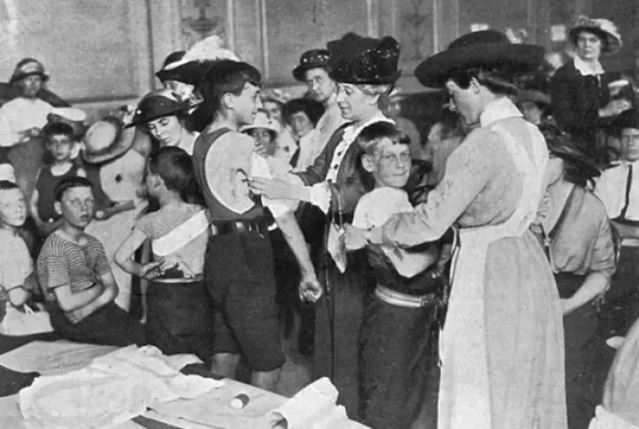 Framed Print : Volunteer nurses learning to bandage, outbreak of WW1 Framed Print : Volunteer nurses learning to bandage, outbreak of WW1