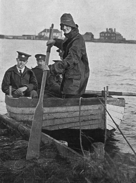 Framed Print : Wartime ferrywoman, WW1 Framed Print : Wartime ferrywoman, WW1