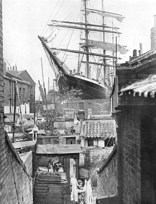 Framed Print : A windjammer looming over a London street Framed Print : A windjammer looming over a London street