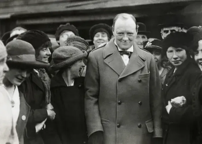 Framed Print : Winston Churchill with female munitions workers, 1918