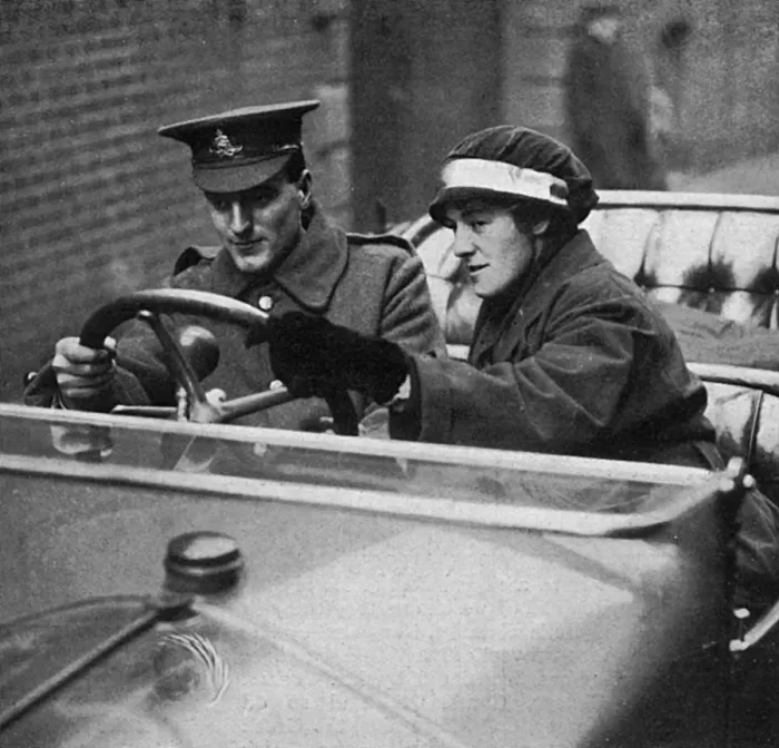 Framed Print : Woman motor driver teaching soldier to drive, WW1 Framed Print : Woman motor driver teaching soldier to drive, WW1