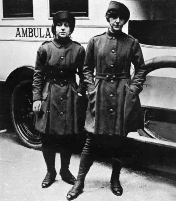 Framed Print : Women ambulance attendants and drivers, WW1