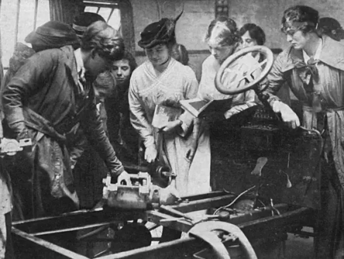 Framed Print : Women at a car mechanics class, WW1 Framed Print : Women at a car mechanics class, WW1