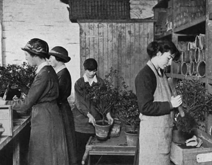 Framed Print : Women Gardeners at Windsor, WW1 Framed Print : Women Gardeners at Windsor, WW1