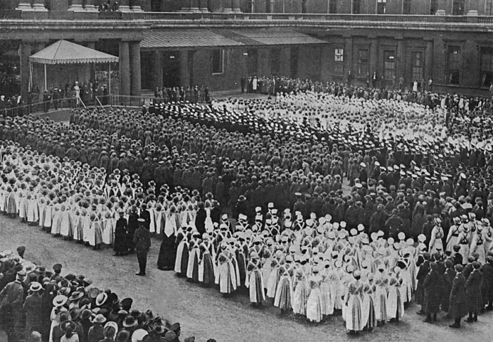 Framed Print : Women workers WW1 - procession of homage at Palace Framed Print : Women workers WW1 - procession of homage at Palace