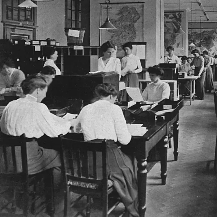 Framed Print : Women working at Prisoners of War Information Bureau, WW1 Framed Print : Women working at Prisoners of War Information Bureau, WW1