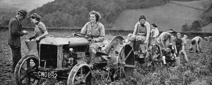 Framed Print : Womens Land Army in action, 1939 Framed Print : Womens Land Army in action, 1939