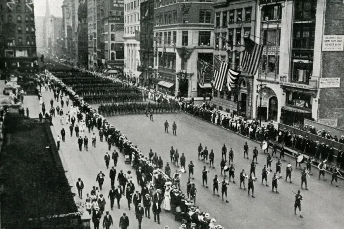 Framed Print : WW1 - American troops parade in New York Framed Print : WW1 - American troops parade in New York