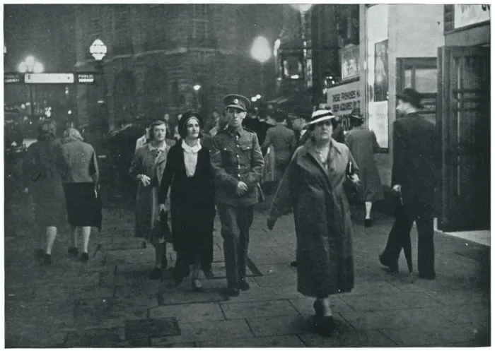 Framed Print : WWII Night time in London, September 1939 Framed Print : WWII Night time in London, September 1939