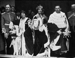 Viscountess Prints: 1937 Coronation - Abbey guests stranded in rain after