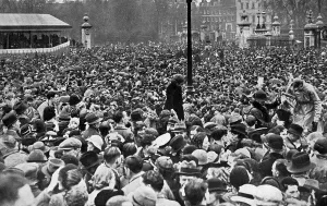 Balcony Prints: 1937 Coronation - Cheering throngs at the Palace