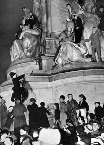 Processional Prints: 1937 Coronation - spectators in Trafalgar Square