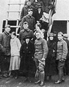 Americans Prints: American soldiers returning home with English brides, WW1