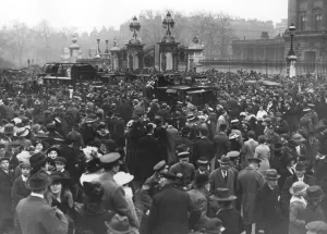 Gates Prints: Armistice Day crowd outside Buckingham Palace, 1918