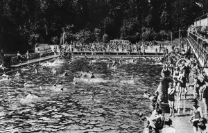 Bathers Prints: Bathers at the Open Air Baths in Chiswick