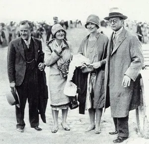Arriving Prints: British entertainers fly into Deauville