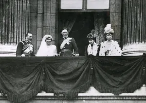 Harewood Prints: Buckingham Palace balcony after wedding of Princess Mary