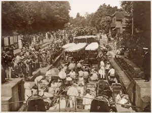 Waiting Prints: Crowded Boulter's Lock in Maidenhead, on Ascot Sunday. Date: June 1924