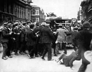 Proclamation Prints: Crowds cheering Mr. Asquiths car