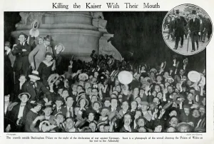 Smiling Prints: Crowds outside Buckingham Palace, London, WW1