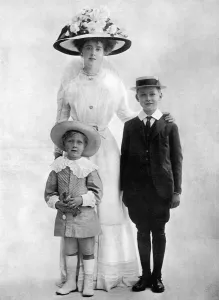 Heinrich Prints: Daisy, Princess of Pless and her sons