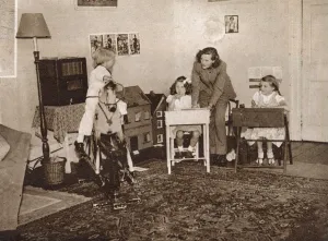Desk Prints: Daphne du Maurier and children at Menabilly, 1944