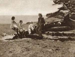 Daphne Prints: Daphne du Maurier and children at Menabilly, 1944