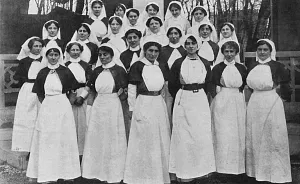 Hospitals Prints: Duchess of Westminster & nursing staff, WW1