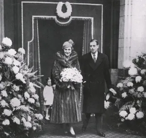 Bouquet Prints: Duke and Duchess of Kent depart on honeymoon