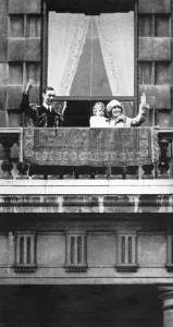 Balcony Prints: The Duke and Duchess of York with baby Princess Elizabeth