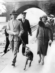 Smiling Prints: The Duke and Duchess of York - Glamis Railway Station