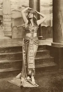 Actresses Prints: Evelyn Laye as Cleopatra at Dalys Theatre