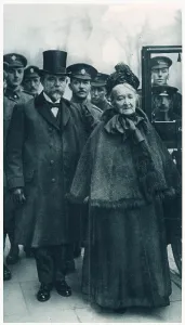 Edward Prints: Fallen solder's mother receiving Victoria Cross