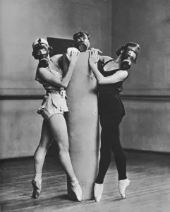 Mask Prints: Gas-mask pas de trois