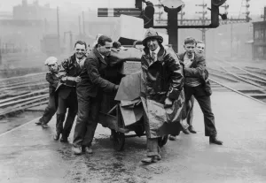 Helping Prints: The General Strike - volunteers