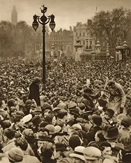 Wishers Prints: George VI Coronation - Crowds outside Buckingham Palace