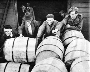 Forces Prints: German Workers unloading food, Berlin, 1945