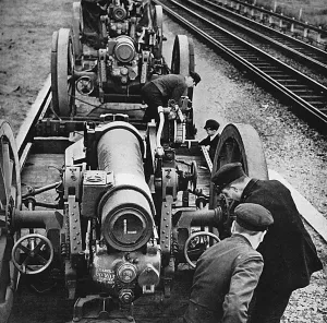 Arms Prints: Howitzers being unloaded at a railway station, 1939
