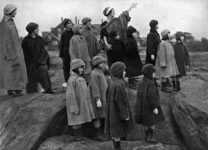 Duncan Prints: Isadora Duncan teaching children at Rye, New York, WW1