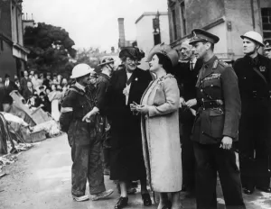 Blitz Prints: King and Queen with ARP wardens in London