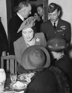 Duties Prints: King and Queen at a Communal Centre during the war