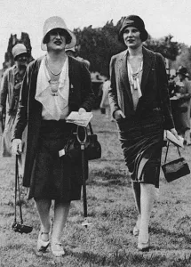 Blouses Prints: Lady Eveyln Beauchamp and the Countess of Carnarvon, 1929