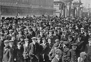 Popular Prints: A Nations Apprehension: The Crowds Outside Buckingham Palac