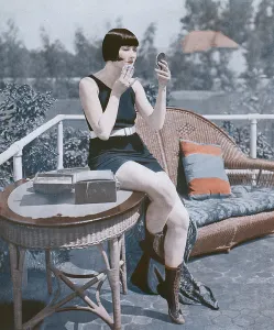 Bobbed Prints: Powdering before taking plunge in swimming pool