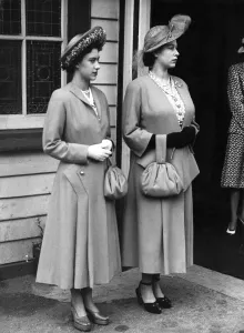 Handbags Prints: Princess Elizabeth on route to Balmoral, 1948