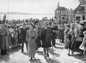Tours Prints: Queen Elizabeth II at Iona