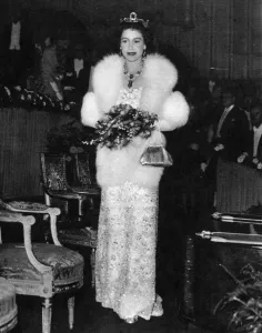 Wrap Prints: Queen Elizabeth II in Leicester Square, 1957