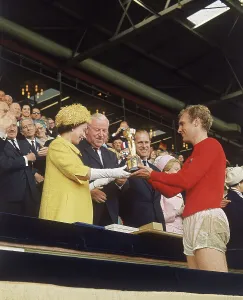 Footballer Prints: Queen Elizabeth II presents Bobby Moore with World Cup