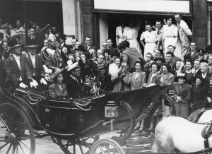 Guild Hall Prints: Queen Elizabeth II - on way to Guildhall, 1948