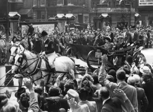 Guild Hall Prints: Queen Elizabeth II - on way to Guildhall, 1948